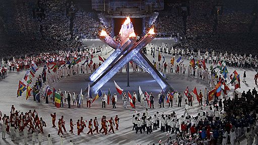 28.02.2010 В Ванкувере прошла официальная церемония закрытия XXI Олимпийских зимних игр. Мэру города Сочи, где состоится следующая зимняя Олимпиада, был передан олимпийский огонь