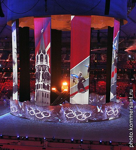 28.02.2010 В Ванкувере прошла официальная церемония закрытия XXI Олимпийских зимних игр. Мэру города Сочи, где состоится следующая зимняя Олимпиада, был передан олимпийский огонь