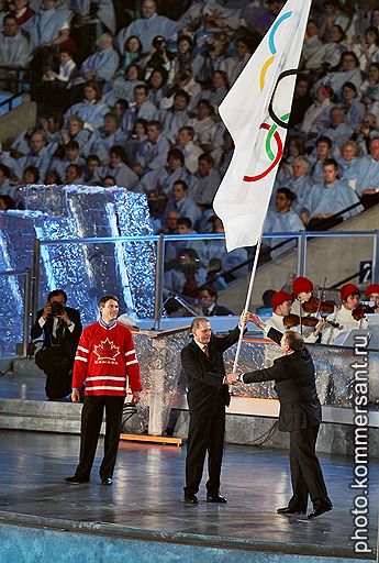 28.02.2010 В Ванкувере прошла официальная церемония закрытия XXI Олимпийских зимних игр. Мэру города Сочи, где состоится следующая зимняя Олимпиада, был передан олимпийский огонь