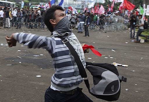 02.03.2010 В Джакарте разъяренные жители забросали камнями полицейских у здания парламента, где законодатели обсуждали вопрос помощи Центральному банку Индонезии. Полиция применила водяные пушки и слезоточивый газ для разгона толпы