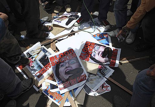 02.03.2010 В Джакарте разъяренные жители забросали камнями полицейских у здания парламента, где законодатели обсуждали вопрос помощи Центральному банку Индонезии. Полиция применила водяные пушки и слезоточивый газ для разгона толпы