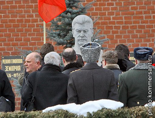 05.03.2010 В годовщину смерти Иосифа Сталина сторонники КПРФ возложили венки к его могиле у Кремлевской стены. Почтить память Сталина пришли более 300 человек