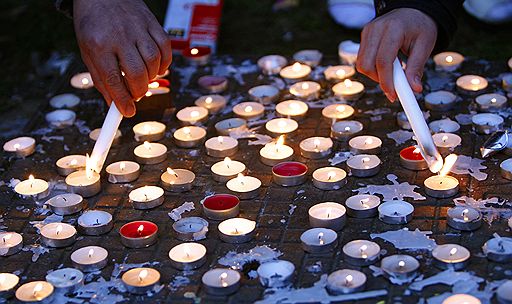 09.03.2010 В Глазго у жилого комплекса Red Road люди зажгли свечи в память о семье из трех человек, которые покончили жизнь самообийством. Семье было отказано в политическом убежище