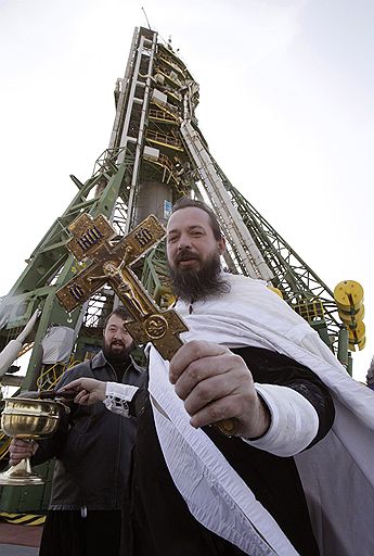 02.04.2010 С космодрома Байконур стартовал корабль &quot;Союз ТМА-18&quot; с новым экипажем Международной космической станции на борту. Американка Трейси Колдуэлл-Дайсон и россияне Александр Скворцов и Михаил Корниенко проведут на орбите полгода