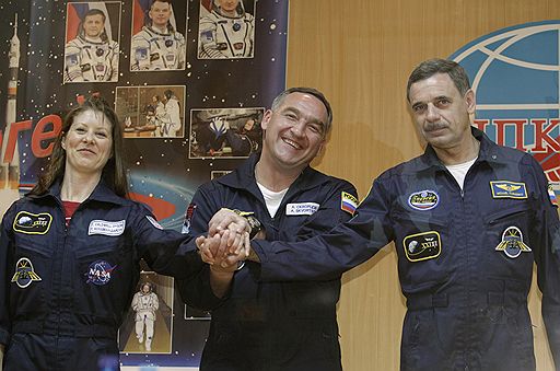 02.04.2010 С космодрома Байконур стартовал корабль &quot;Союз ТМА-18&quot; с новым экипажем Международной космической станции на борту. Американка Трейси Колдуэлл-Дайсон и россияне Александр Скворцов и Михаил Корниенко проведут на орбите полгода