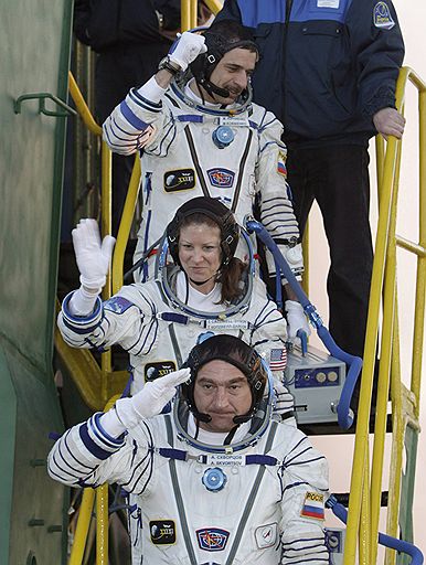 02.04.2010 С космодрома Байконур стартовал корабль &quot;Союз ТМА-18&quot; с новым экипажем Международной космической станции на борту. Американка Трейси Колдуэлл-Дайсон и россияне Александр Скворцов и Михаил Корниенко проведут на орбите полгода