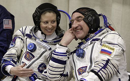 02.04.2010 С космодрома Байконур стартовал корабль &quot;Союз ТМА-18&quot; с новым экипажем Международной космической станции на борту. Американка Трейси Колдуэлл-Дайсон и россияне Александр Скворцов и Михаил Корниенко проведут на орбите полгода
