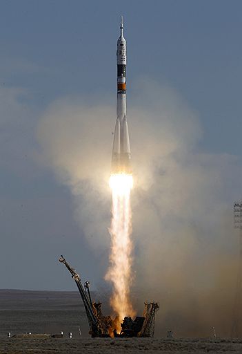 02.04.2010 С космодрома Байконур стартовал корабль &quot;Союз ТМА-18&quot; с новым экипажем Международной космической станции на борту. Американка Трейси Колдуэлл-Дайсон и россияне Александр Скворцов и Михаил Корниенко проведут на орбите полгода
