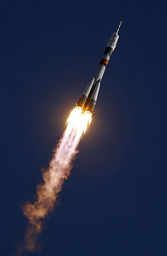 02.04.2010 С космодрома Байконур стартовал корабль &quot;Союз ТМА-18&quot; с новым экипажем Международной космической станции на борту. Американка Трейси Колдуэлл-Дайсон и россияне Александр Скворцов и Михаил Корниенко проведут на орбите полгода