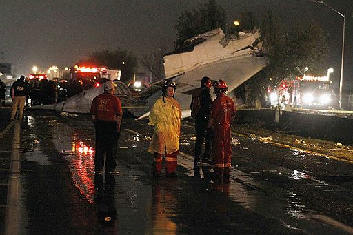 13.04.2010 На севере Мексики недалеко от аэропорта города Монтеррей грузовой самолет Airbus A300 упал на шоссе и загорелся. В результате крушения погибли пять членов экипажа 
