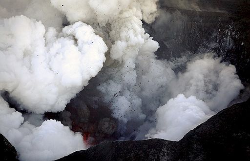 21.04.2010 В результате извержения вулкана Эйяфьятлайокюдль в Исландии слой пепла, грязи и льда покрыл землю. Облако вулканического пепла поднялось на высоту около 17 км, что привело к закрытию воздушного пространства над Европой