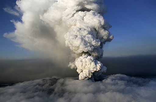 21.04.2010 В результате извержения вулкана Эйяфьятлайокюдль в Исландии слой пепла, грязи и льда покрыл землю. Облако вулканического пепла поднялось на высоту около 17 км, что привело к закрытию воздушного пространства над Европой