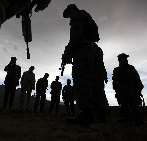 21.04.2010 Солдаты Национальной армии Афганистана участвуют в операции по уничтожению нитрата аммония, который используется при изготовлении бомб. Предполагается обезвредить более 1,5 тыс. кг этого вещества