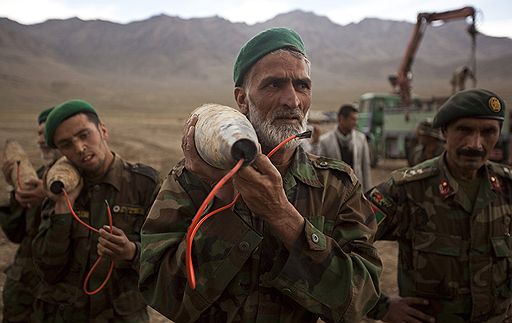 21.04.2010 Солдаты Национальной армии Афганистана участвуют в операции по уничтожению нитрата аммония, который используется при изготовлении бомб. Предполагается обезвредить более 1,5 тыс. кг этого вещества