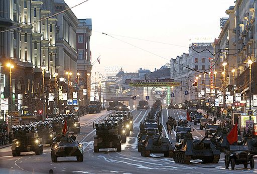 27.04.2010 На Красной площади была проведена репетиция парада Победы, в которой приняли участие 10,5 тыс. военнослужащих и 159 единиц военной техники