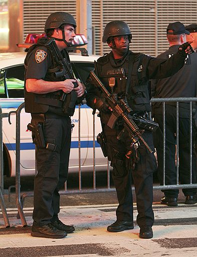 01.05.2010 В Нью-Йорке был предотвращен теракт - на Таймс-сквер было обнаружено и обезврежено самодельное взрывное устройство в припаркованном автомобиле