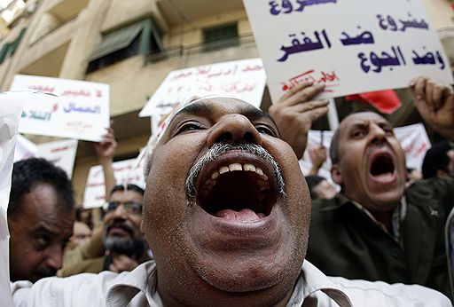 03.05.2010 В Каире состоялся митинг оппозиции. Он был организован для привлечения внимания к нарушению прав человека в Египте. Полиция попыталась разогнать протестующих. В результате 14 человек пострадали