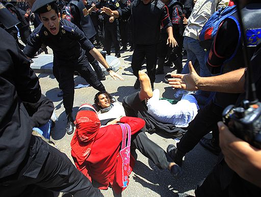 03.05.2010 В Каире состоялся митинг оппозиции. Он был организован для привлечения внимания к нарушению прав человека в Египте. Полиция попыталась разогнать протестующих. В результате 14 человек пострадали