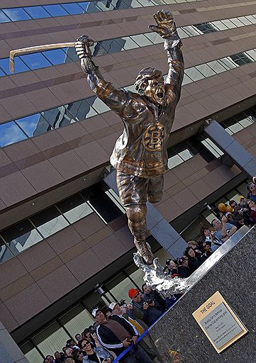 10.05.2010 В Бостоне рядом с ареной Брюинз TD Garden была открыта бронзовая скульптура в виде парящего в воздухе Бобби Орра. Легендарный игрок бостонского клуба был запечатлен фотографом после заброшенной в ворота Сент Луиса шайбы, что позволило бостонцам завоевать Кубок Стэнли в 1970 году