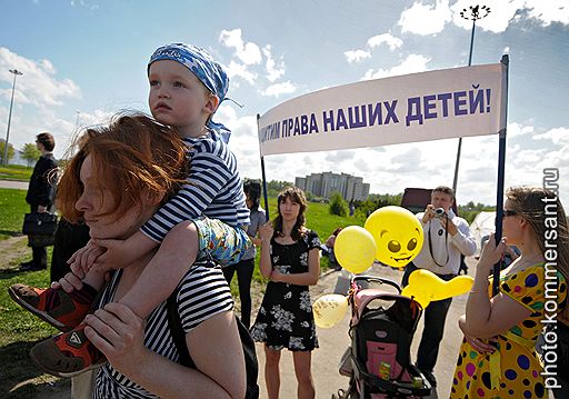 15.05.2010 В Санкт-Петербурге движение &quot;Питерские родители против реформ бюджетной сферы&quot; провели митинг против платного образования. В акции приняли участие 250 человек