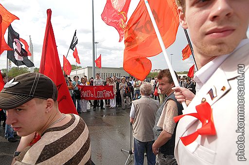 15.05.2010 В Санкт-Петербурге движение &quot;Питерские родители против реформ бюджетной сферы&quot; провели митинг против платного образования. В акции приняли участие 250 человек