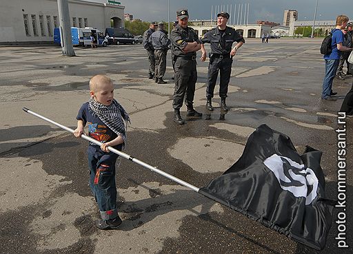 15.05.2010 В Санкт-Петербурге движение &quot;Питерские родители против реформ бюджетной сферы&quot; провели митинг против платного образования. В акции приняли участие 250 человек