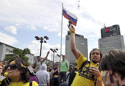 19.05.2010 В Любляне около 10 тысяч студентов вышли на центральные улицы в знак протеста против планов правительства Словении сократить расходы на стипендии и оплату обедов студентов 