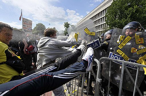 19.05.2010 В Любляне около 10 тысяч студентов вышли на центральные улицы в знак протеста против планов правительства Словении сократить расходы на стипендии и оплату обедов студентов 