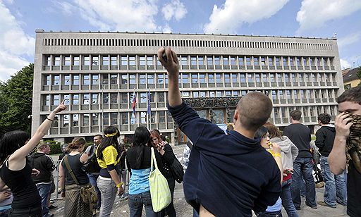 19.05.2010 В Любляне около 10 тысяч студентов вышли на центральные улицы в знак протеста против планов правительства Словении сократить расходы на стипендии и оплату обедов студентов 