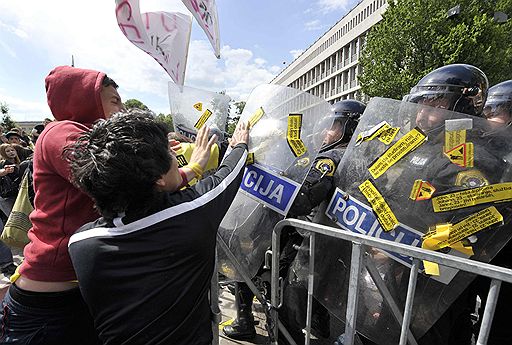 19.05.2010 В Любляне около 10 тысяч студентов вышли на центральные улицы в знак протеста против планов правительства Словении сократить расходы на стипендии и оплату обедов студентов 