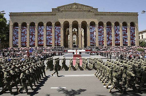 26.05.2010 В Тбилиси на проспекте Руставели прошел военный парад, приуроченный к Дню независимости Грузии. В марше приняли участие более 4 тыс. военнослужащих сухопутных войск, 117 единиц боевой техники и 18 самолетов и вертолетов