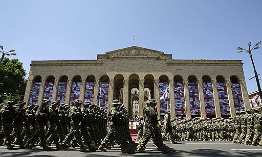 26.05.2010 В Тбилиси на проспекте Руставели прошел военный парад, приуроченный к Дню независимости Грузии. В марше приняли участие более 4 тыс. военнослужащих сухопутных войск, 117 единиц боевой техники и 18 самолетов и вертолетов