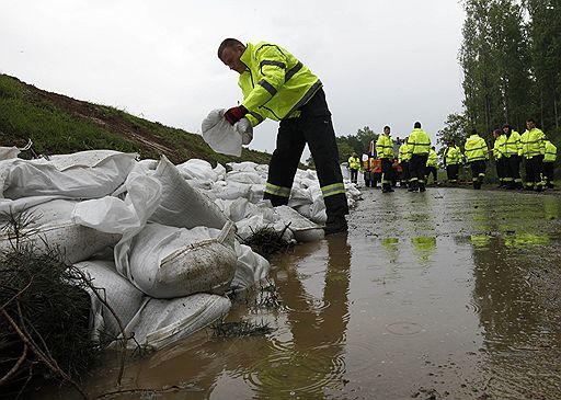 28.05.2010 В нескольких районах Германии объявлена высшая, четвертая категория тревоги в связи с повышением уровня воды в реках Одер и Нейсе. Власти ведут круглосуточный контроль за дамбами, чтобы вовремя предотвратить последствия прорывов