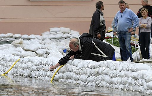 28.05.2010 В нескольких районах Германии объявлена высшая, четвертая категория тревоги в связи с повышением уровня воды в реках Одер и Нейсе. Власти ведут круглосуточный контроль за дамбами, чтобы вовремя предотвратить последствия прорывов