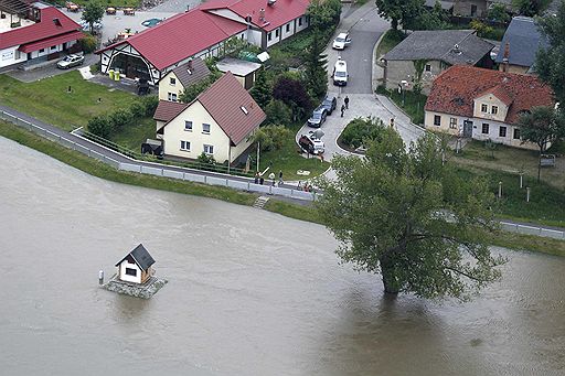 28.05.2010 В нескольких районах Германии объявлена высшая, четвертая категория тревоги в связи с повышением уровня воды в реках Одер и Нейсе. Власти ведут круглосуточный контроль за дамбами, чтобы вовремя предотвратить последствия прорывов