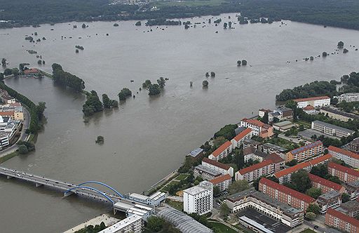 28.05.2010 В нескольких районах Германии объявлена высшая, четвертая категория тревоги в связи с повышением уровня воды в реках Одер и Нейсе. Власти ведут круглосуточный контроль за дамбами, чтобы вовремя предотвратить последствия прорывов