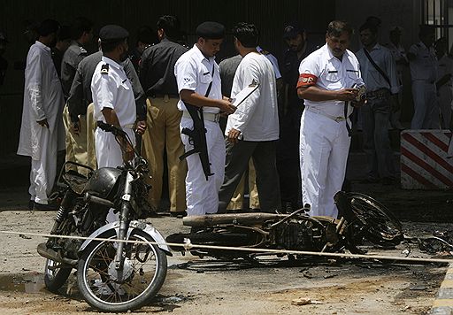 10.06.2010 В Карачи около Департамента морских сил взорвалась бомба. В результате один человек погиб, трое были ранены. По данным полиции, бомба была спрятана в одном из мотоциклов на парковке