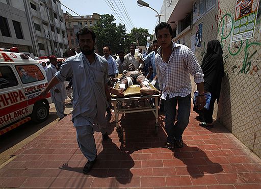10.06.2010 В Карачи около Департамента морских сил взорвалась бомба. В результате один человек погиб, трое были ранены. По данным полиции, бомба была спрятана в одном из мотоциклов на парковке