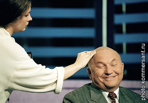 Юрий Лужков готовится к съемке телемоста, июнь 1997

