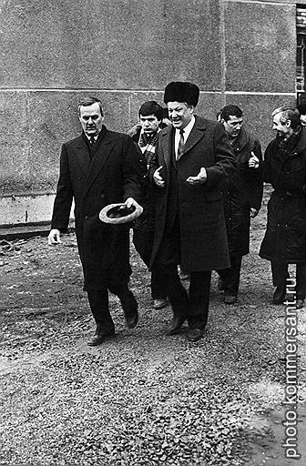 Анатолий Собчак и Борис Ельцин во время посещения Кировского завода, февраль 1994