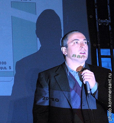 Михаил Ходорковский во время телеэфира программы «Пресс-клуб», сентябрь 2001