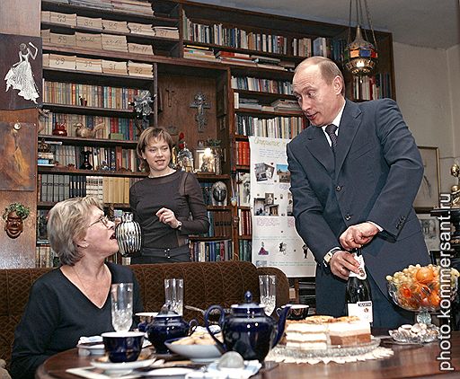 Владимир Путин, Алиса Фрейндлих её дочь Варвара Владимирова дома у актрисы, декабрь 2004