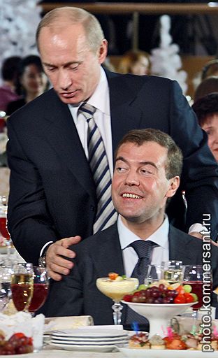Владимир Путин и Дмитрий Медведев в Кремле на приеме, посвященном открытию Года семьи в России, декабрь 2007