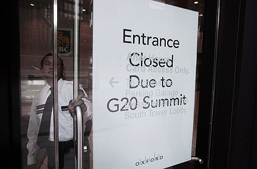 22.06.2010 В Торонто на улицы вышли сотни людей с призывом к лидерам G20, которые примут участие в саммите 26-27 июня, обратить внимание на проблемы меньшинства
