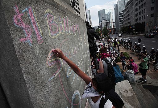 22.06.2010 В Торонто на улицы вышли сотни людей с призывом к лидерам G20, которые примут участие в саммите 26-27 июня, обратить внимание на проблемы меньшинства