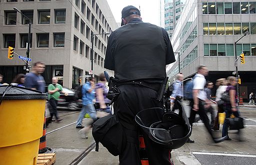 22.06.2010 В Торонто на улицы вышли сотни людей с призывом к лидерам G20, которые примут участие в саммите 26-27 июня, обратить внимание на проблемы меньшинства