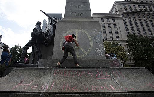 22.06.2010 В Торонто на улицы вышли сотни людей с призывом к лидерам G20, которые примут участие в саммите 26-27 июня, обратить внимание на проблемы меньшинства