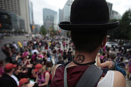 22.06.2010 В Торонто на улицы вышли сотни людей с призывом к лидерам G20, которые примут участие в саммите 26-27 июня, обратить внимание на проблемы меньшинства