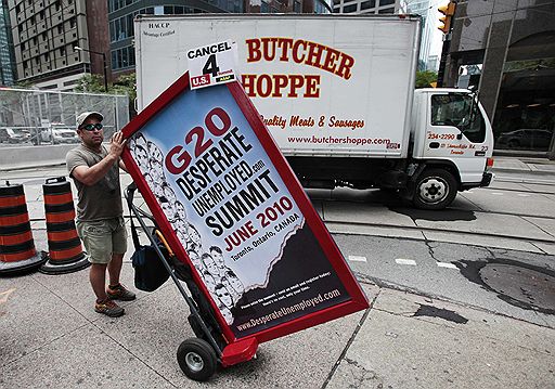 22.06.2010 В Торонто на улицы вышли сотни людей с призывом к лидерам G20, которые примут участие в саммите 26-27 июня, обратить внимание на проблемы меньшинства