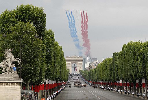 14.07.2010 Франция празднует День взятия Бастилии. Традиционно в этот национальный праздник на Елисейских полях проходит военный парад, принимает который президент Франции Никола Саркози